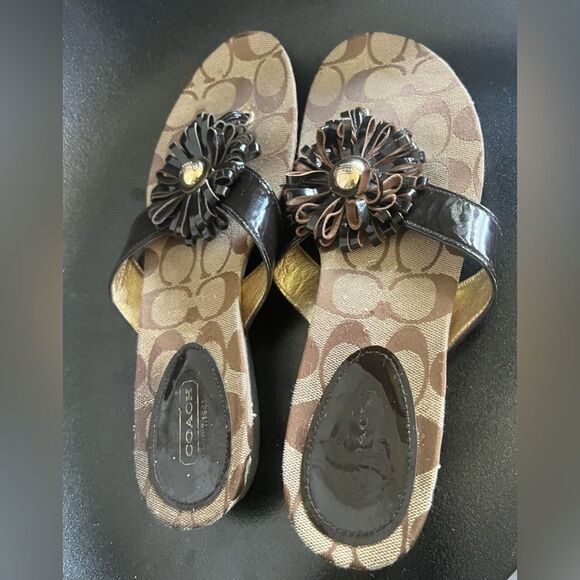 COACH SKYE PATENT SIGNAURE C KHAKI  CHESTNUT THONG SLIPPER  8 /M - Picture 3 of 13